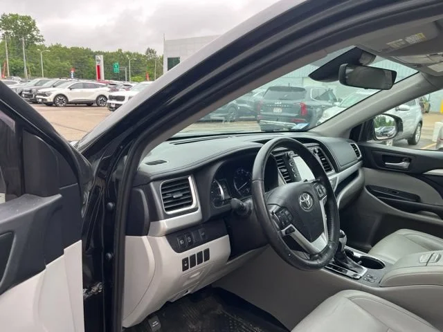 Used 2019 Midnight Black Metallic Toyota XLE image 11