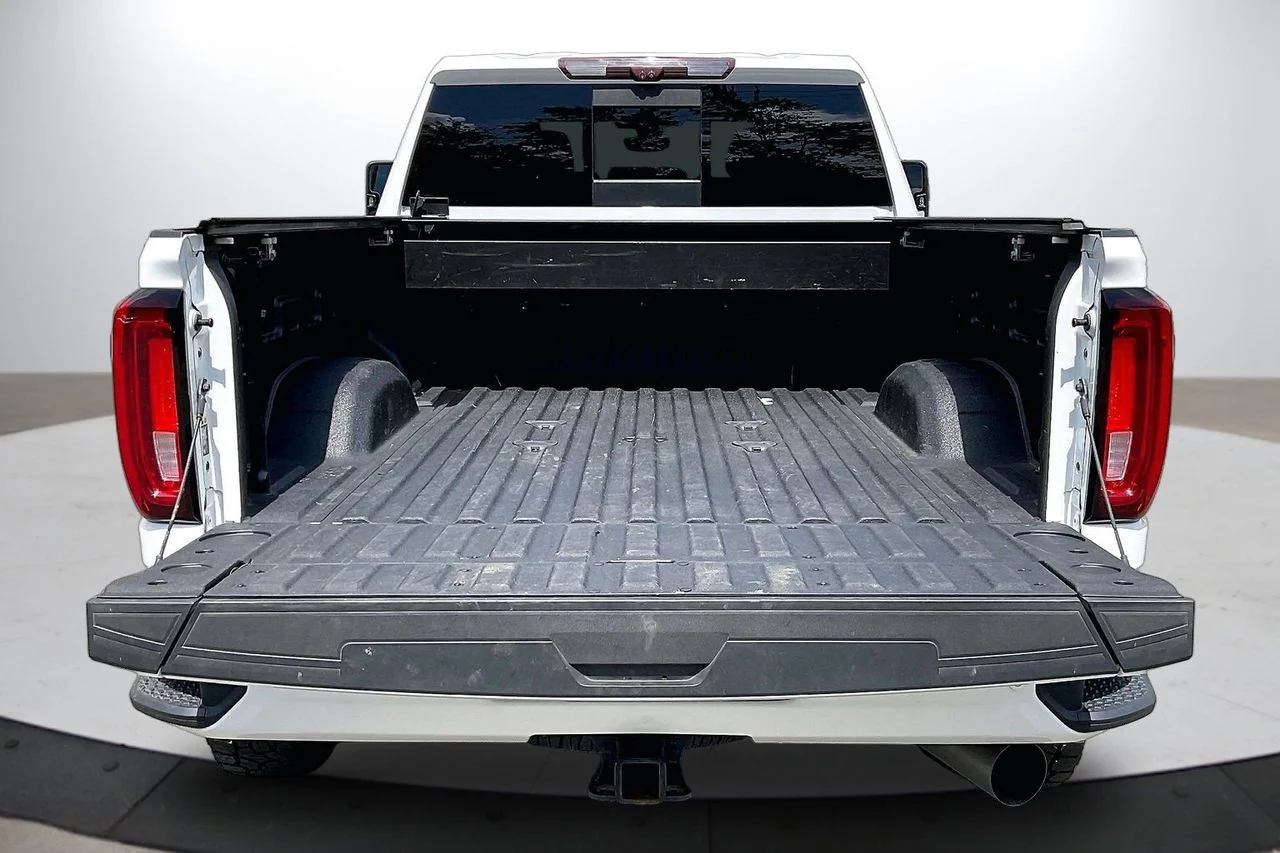 Used 2021 White GMC Denali image 27