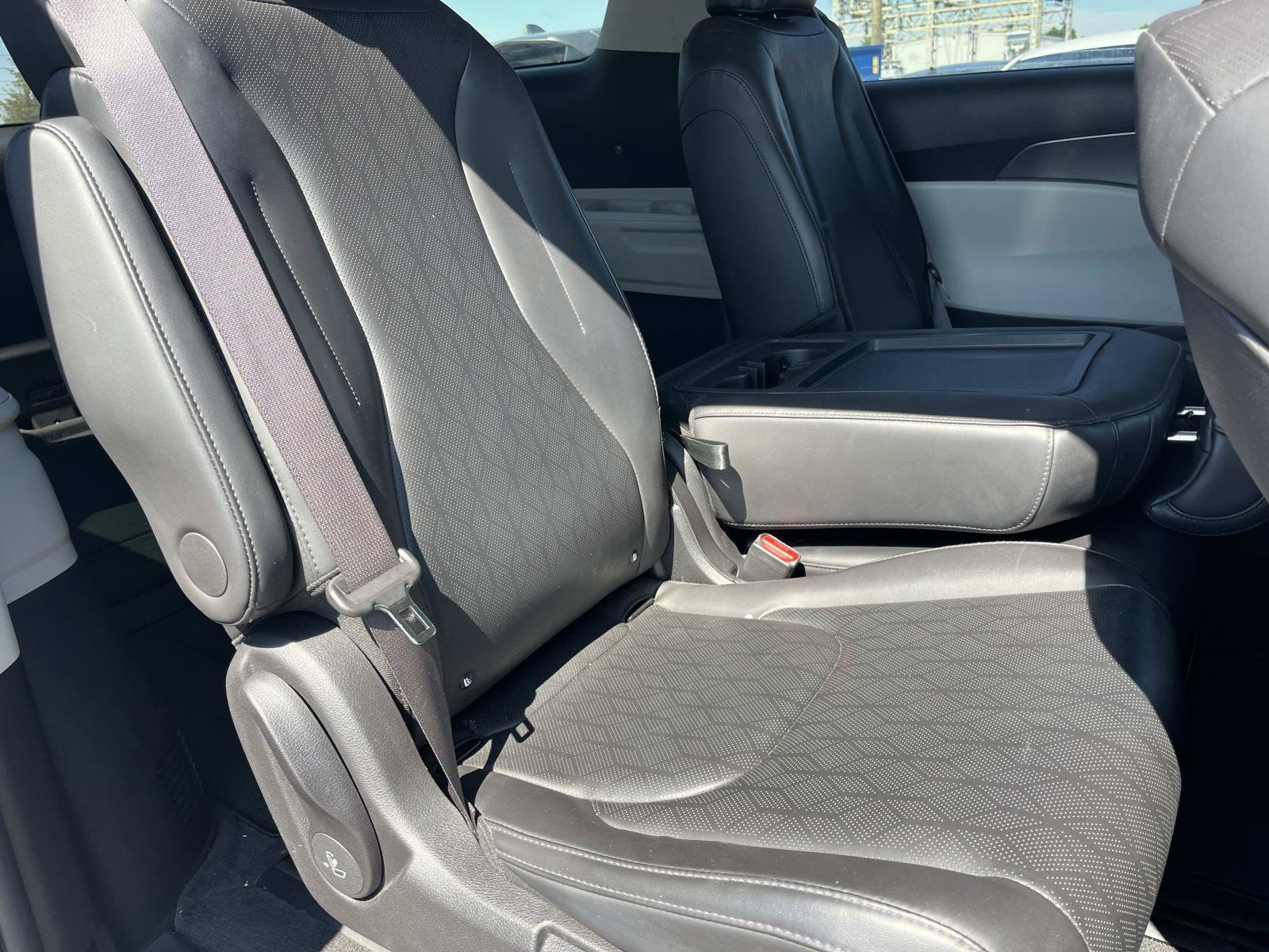 Used 2023 Snow White Pearl Kia LX image 22