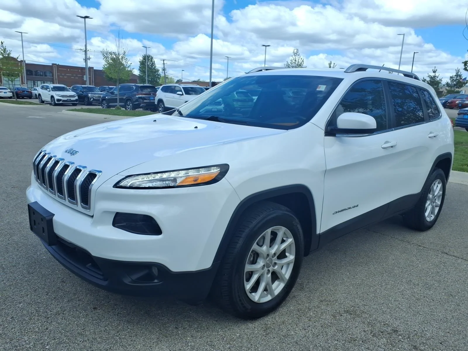 Used 2015 White Jeep 4WD 4DR LATITUDE image 3