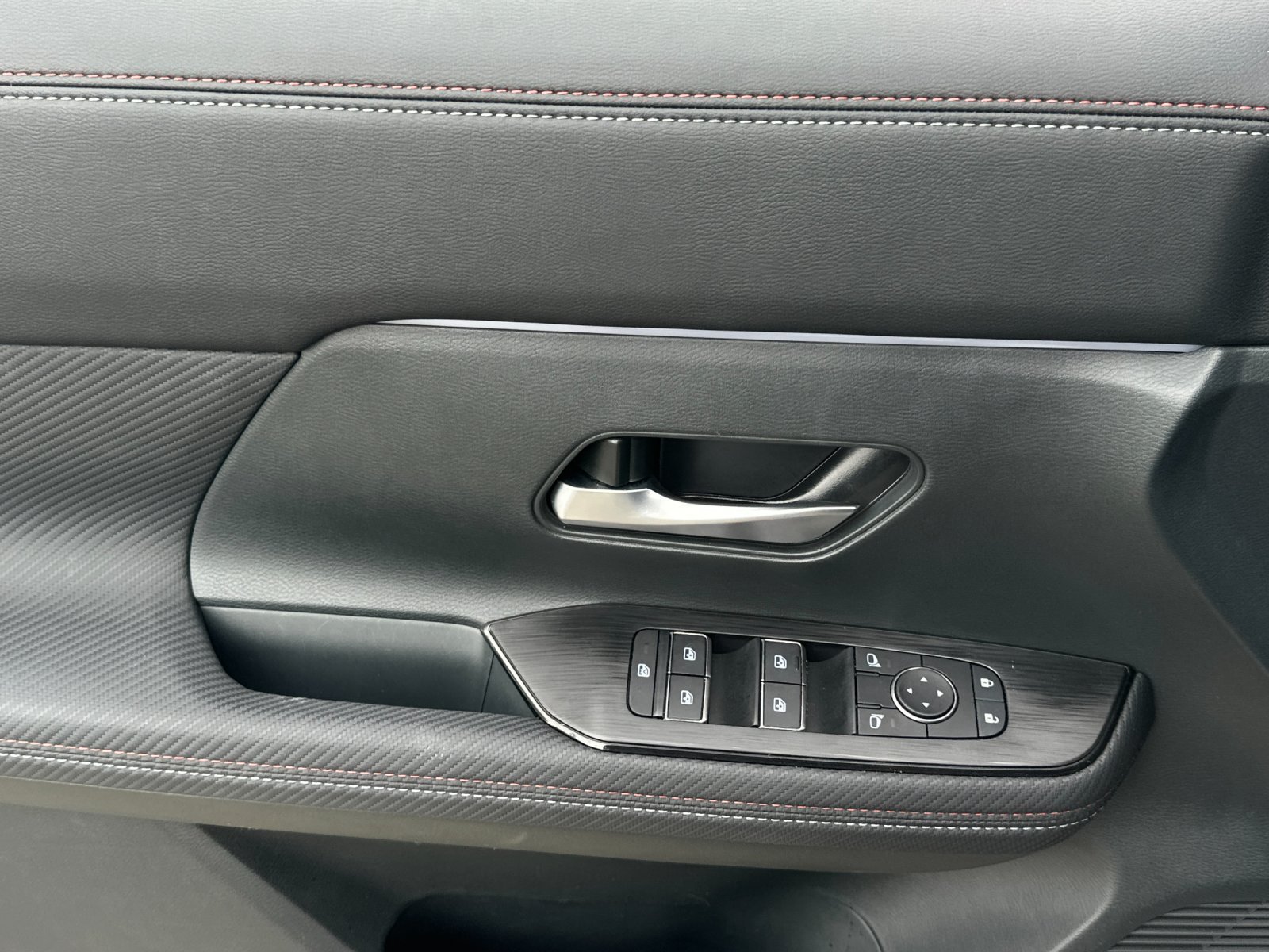 Used 2025 Aspen White/Super Black Nissan SR image 11