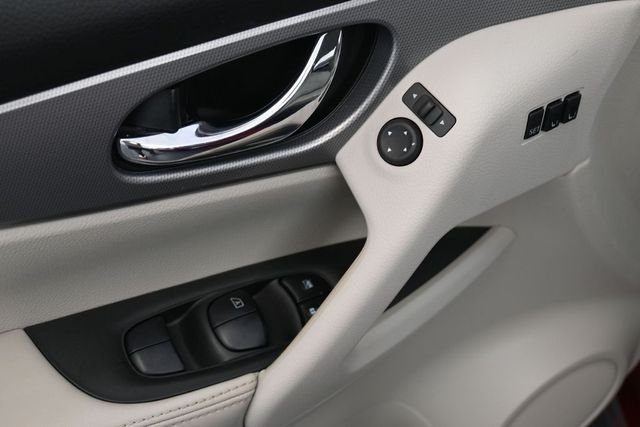 Used 2020 Scarlet Nissan SV image 11