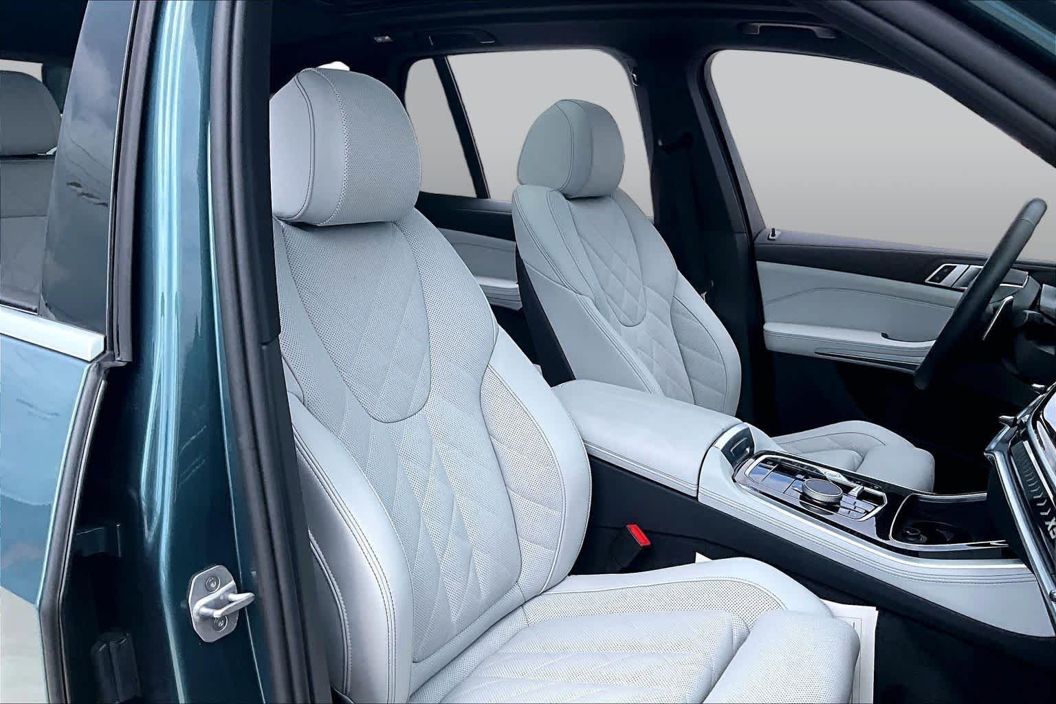 Used 2025 Blue Ridge Mountain Metallic BMW sDrive40i image 8
