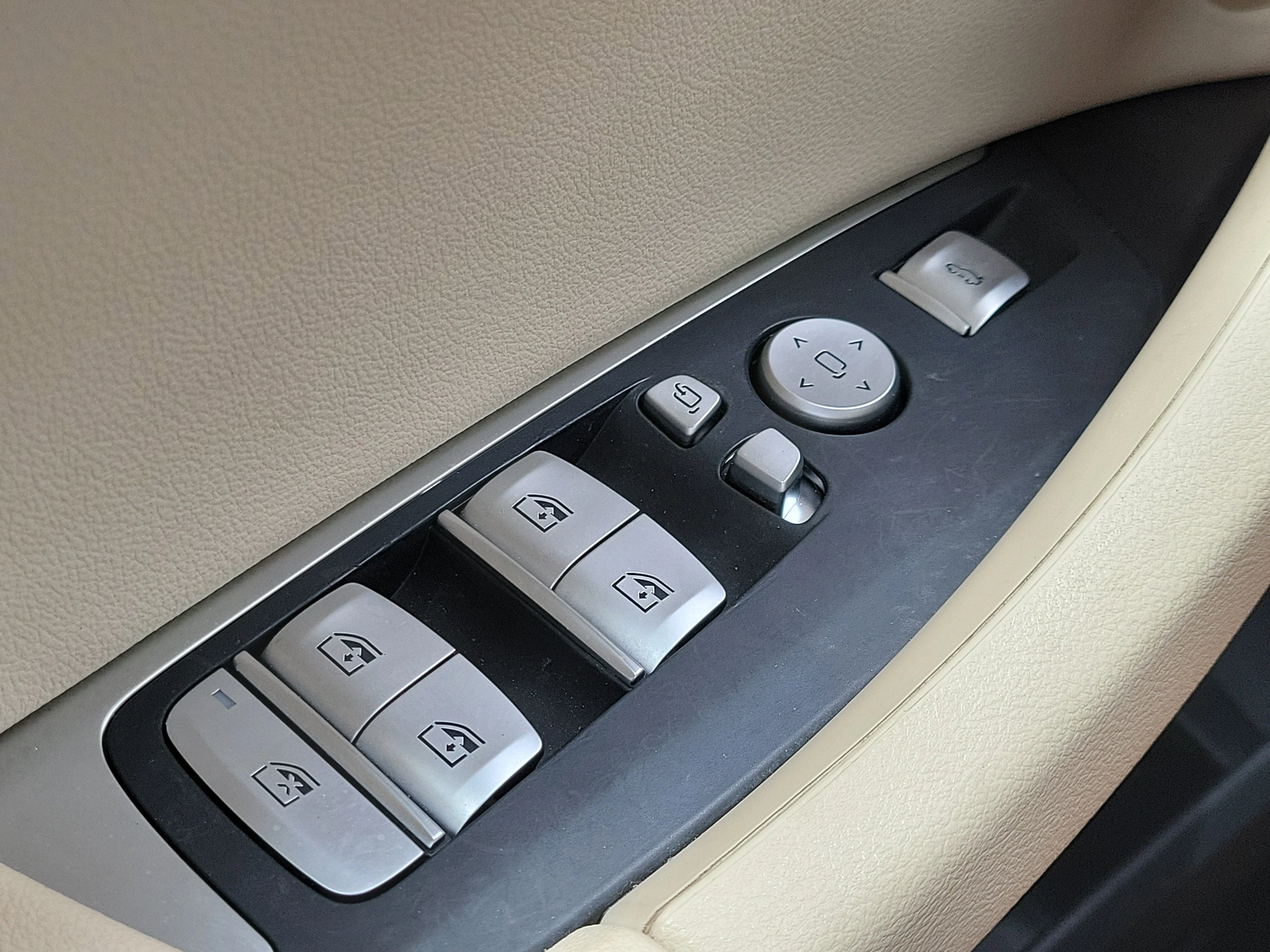 Used 2024 Aventurin Red Metallic BMW sDrive30i image 18