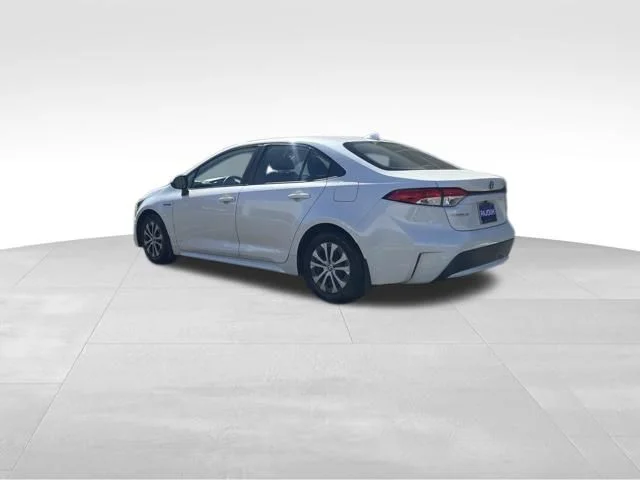 Used 2020 White Toyota LE image 3
