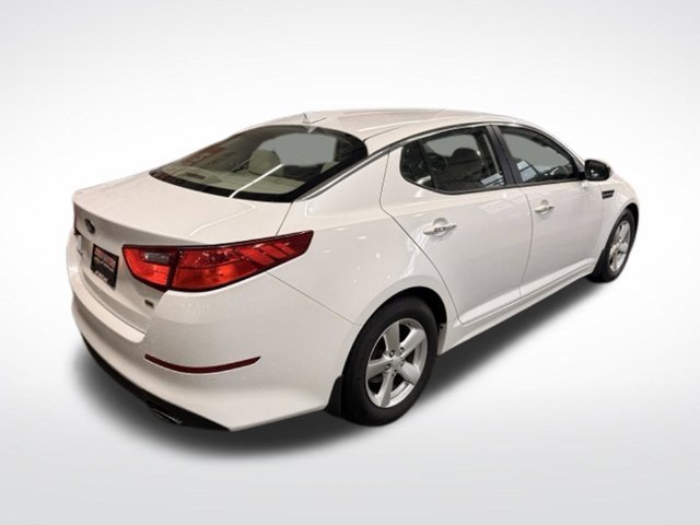 Used 2015 White Kia LX image 23