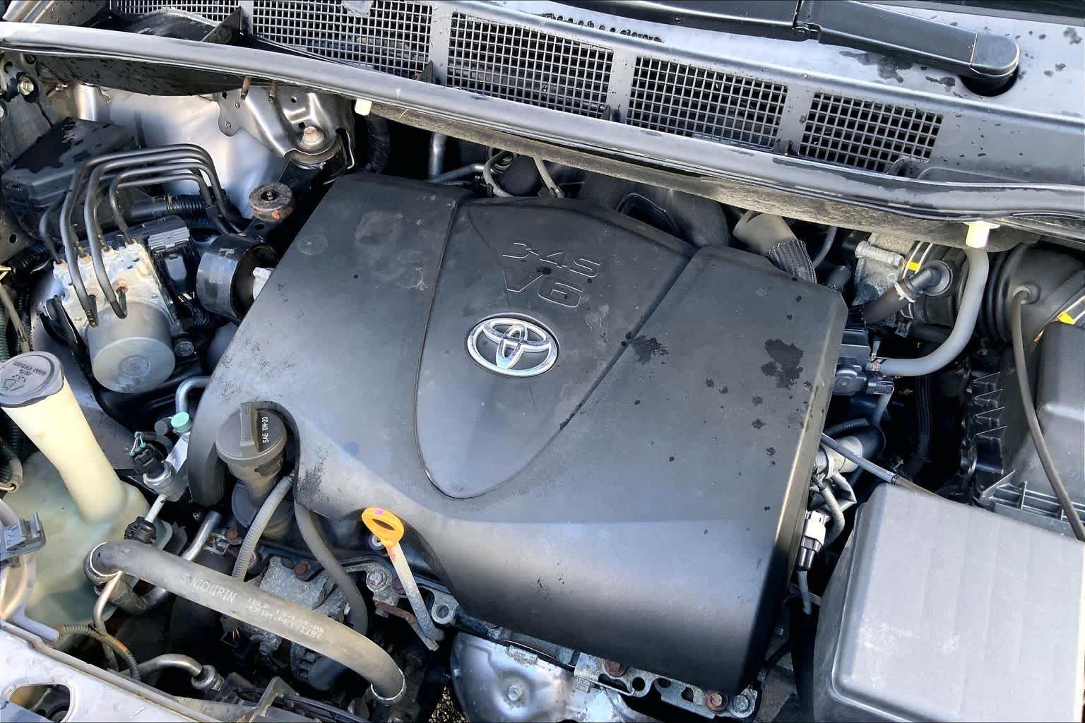 Used 2017 Predawn Gray Mica Toyota XLE Premium image 31
