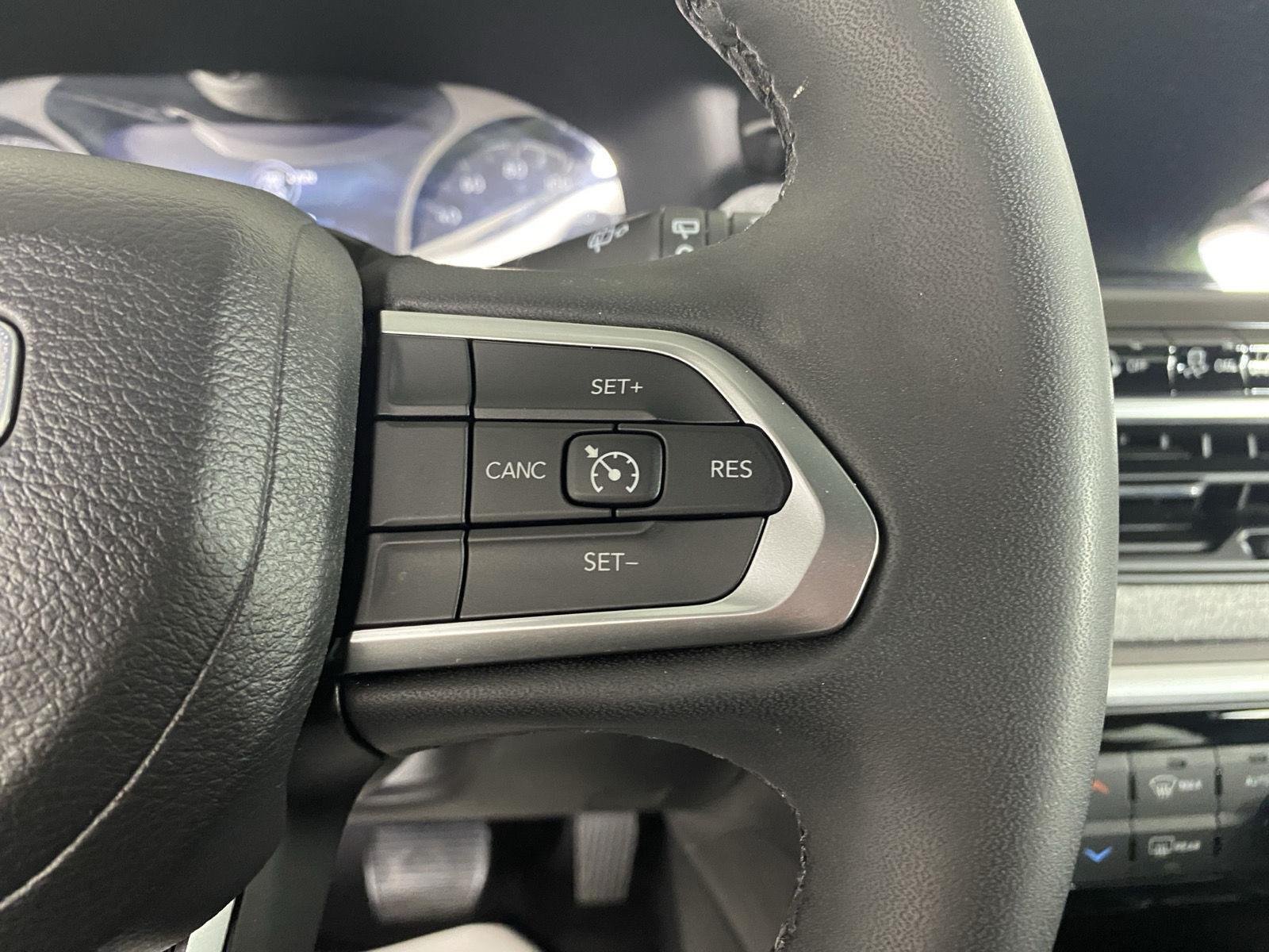 Used 2023 Diamond Black Crystal Pearlcoat Jeep Latitude image 18