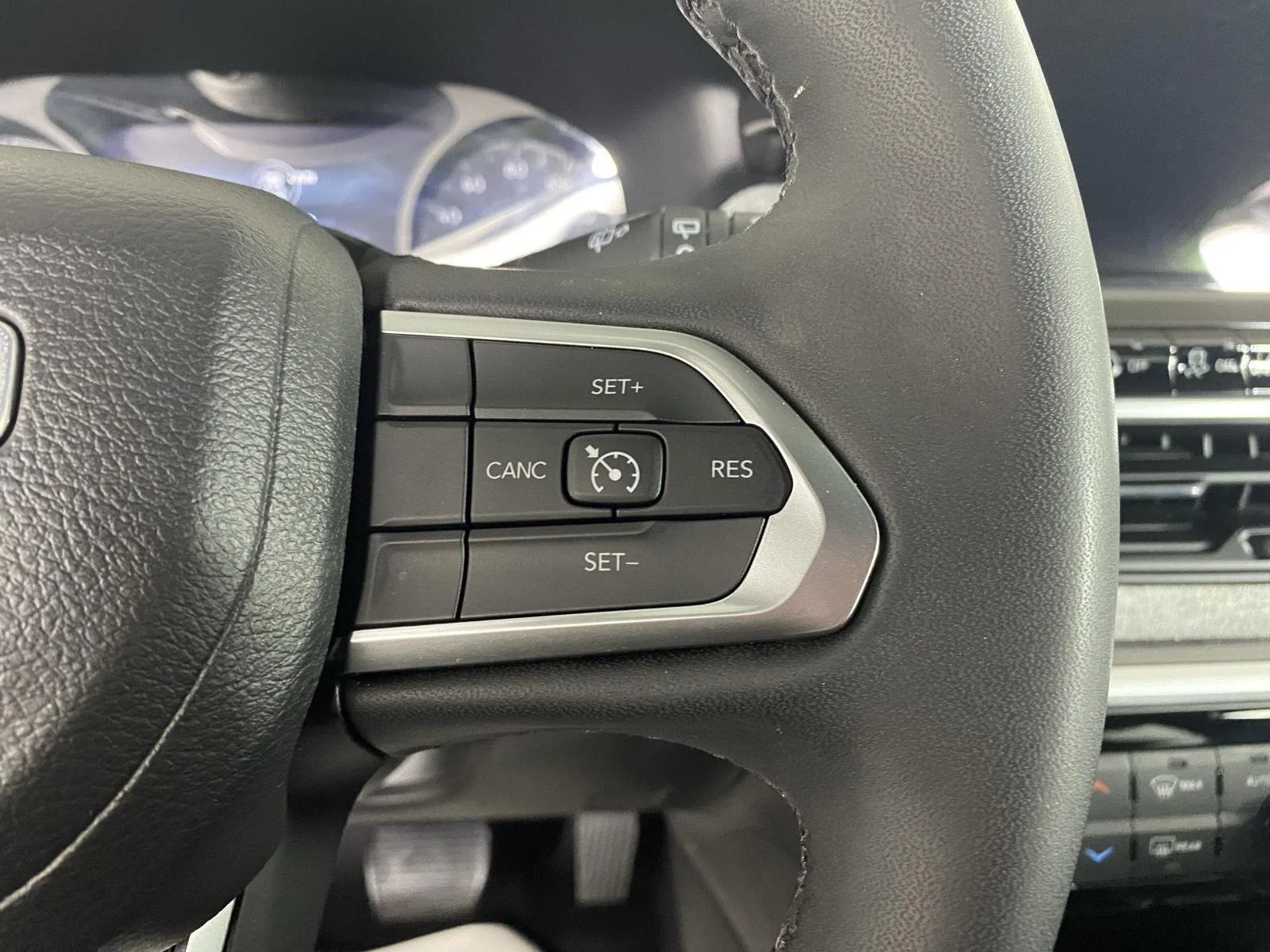 Used 2023 Diamond Black Crystal Pearlcoat Jeep Latitude image 18