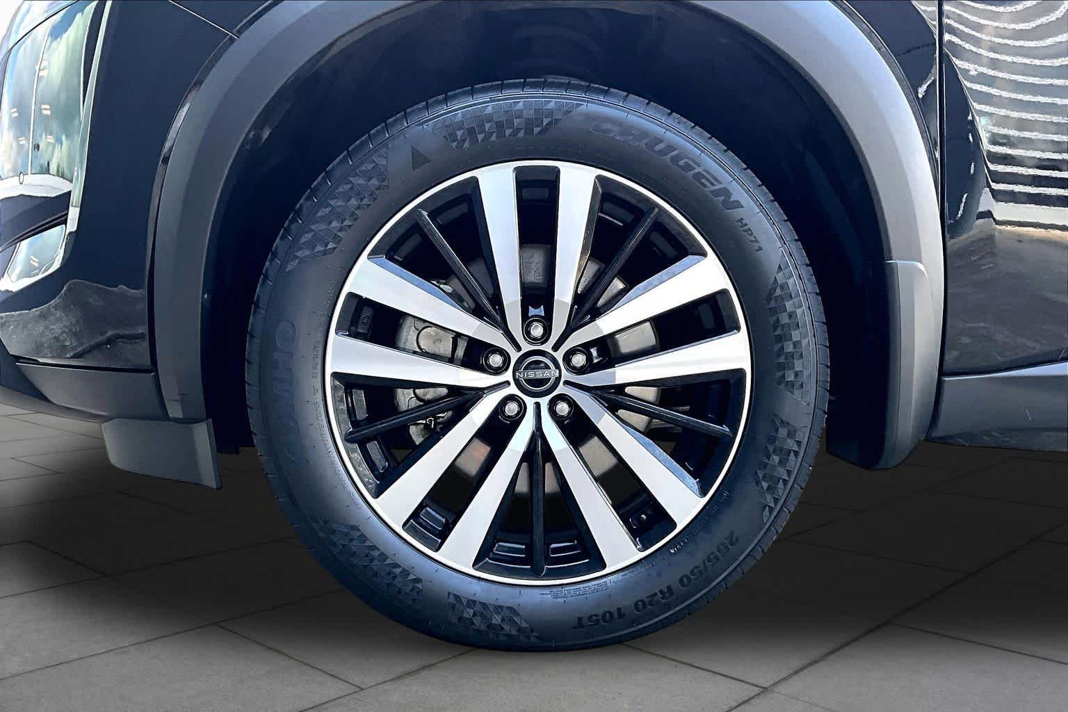 Used 2025 Super Black Nissan Platinum image 11