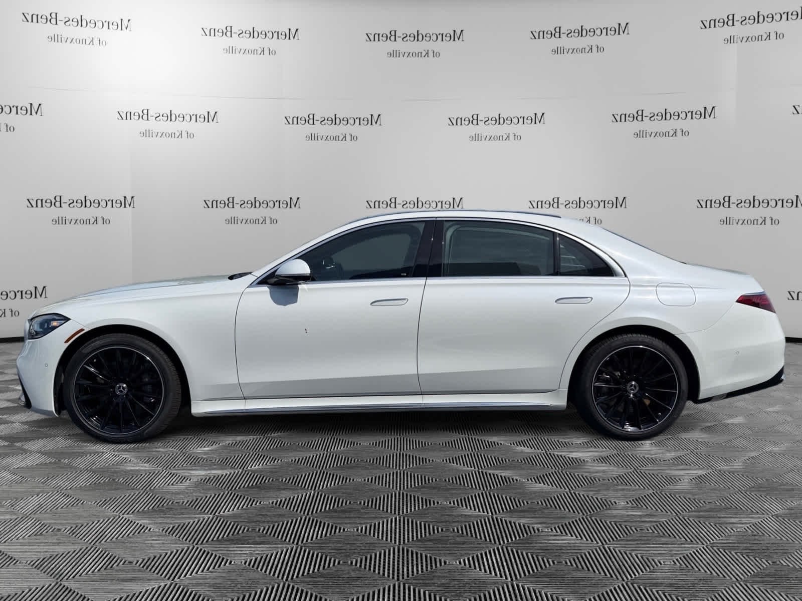New 2026 MANUFAKTUR Moonlight White Metallic Mercedes-Benz S 500 image 2