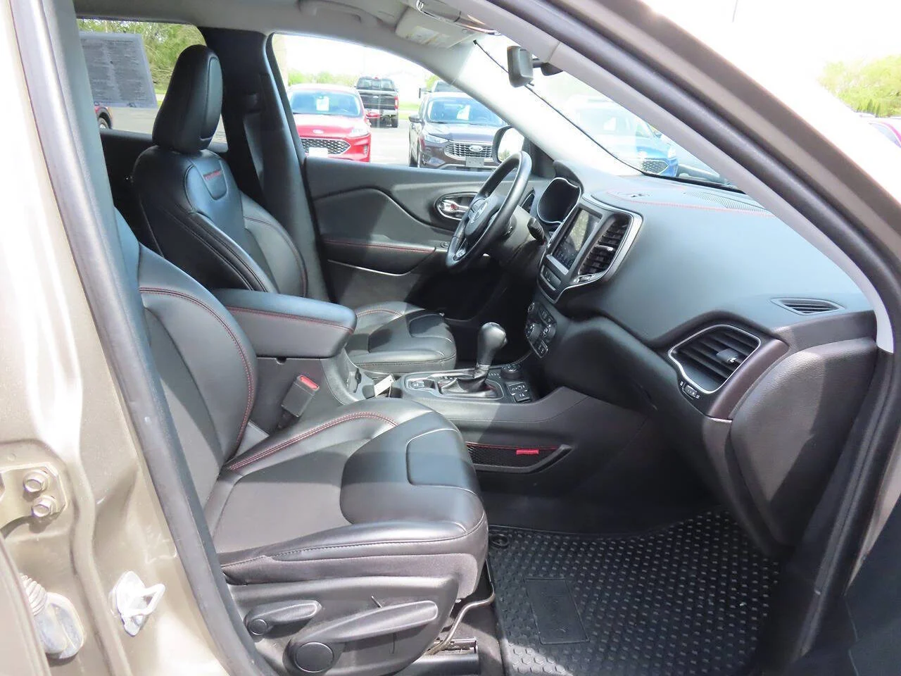 Used 2021 Light Brownstone Pearl Coat Jeep Trailhawk 4x4 4dr SUV image 8