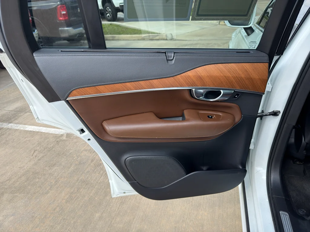 Used 2020 Crystal White Metallic Volvo Inscription image 23
