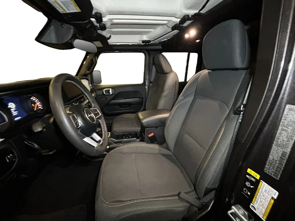 Used 2025 Crystal Metallic Jeep Sahara image 9