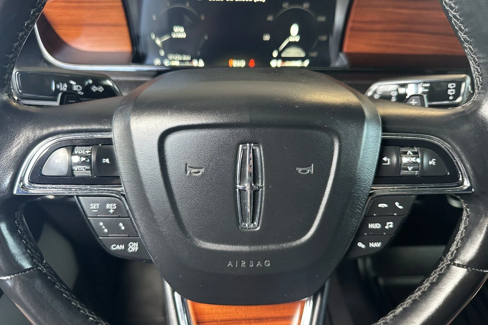 Used 2019 White Platinum Clearcoat Metallic Lincoln Reserve image 18