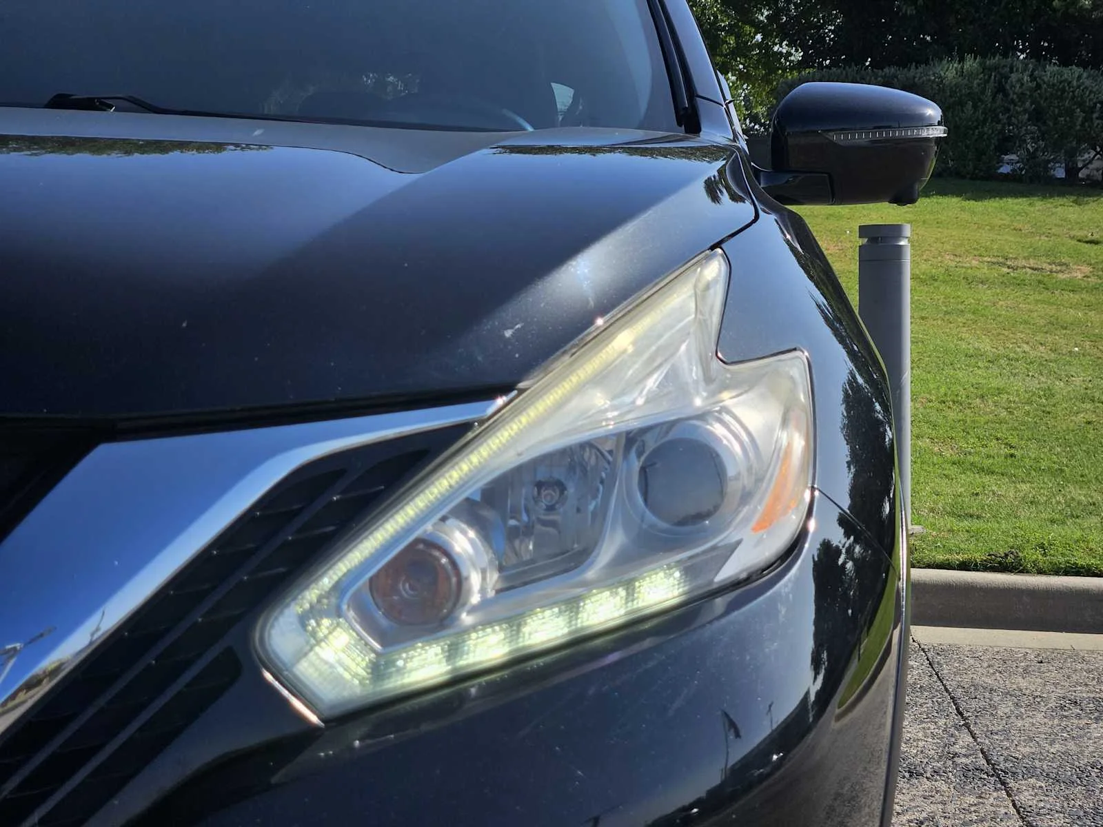 Used 2017 Magnetic Black Metallic Nissan SL image 6