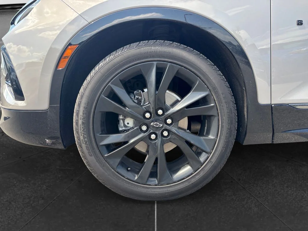 Used 2021 Gray Chevrolet RS image 9