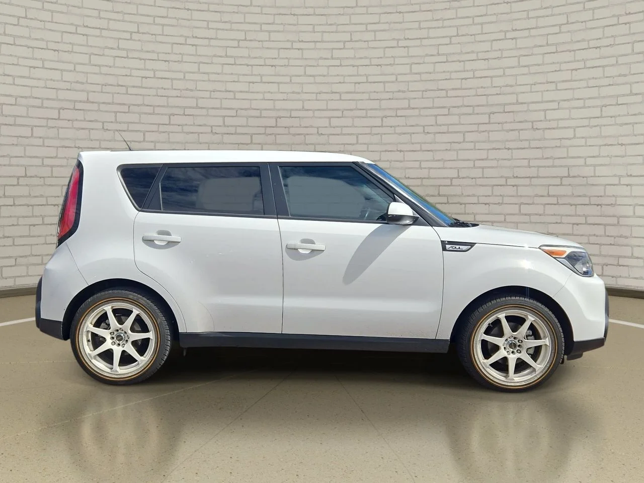 Used 2015 Clear White Kia Plus image 3
