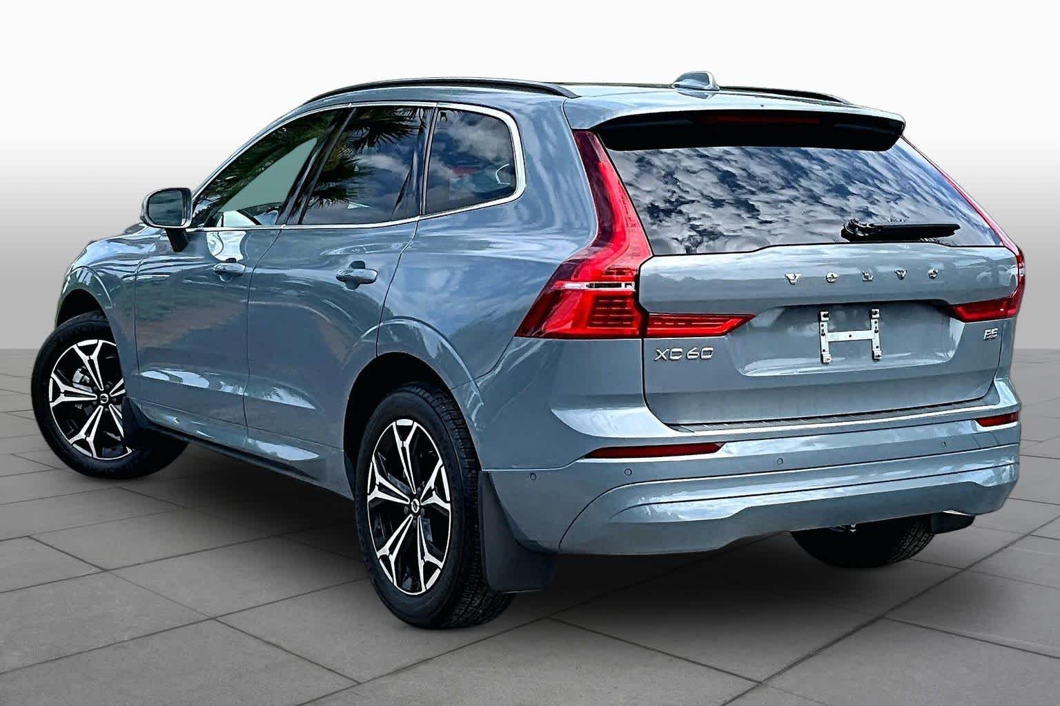 Used 2022 Thunder Grey Metallic Volvo Momentum image 12