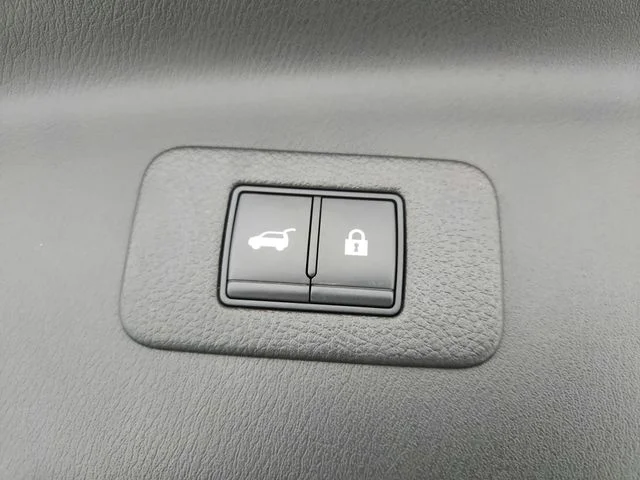 Used 2022 Silver Nissan SL image 55