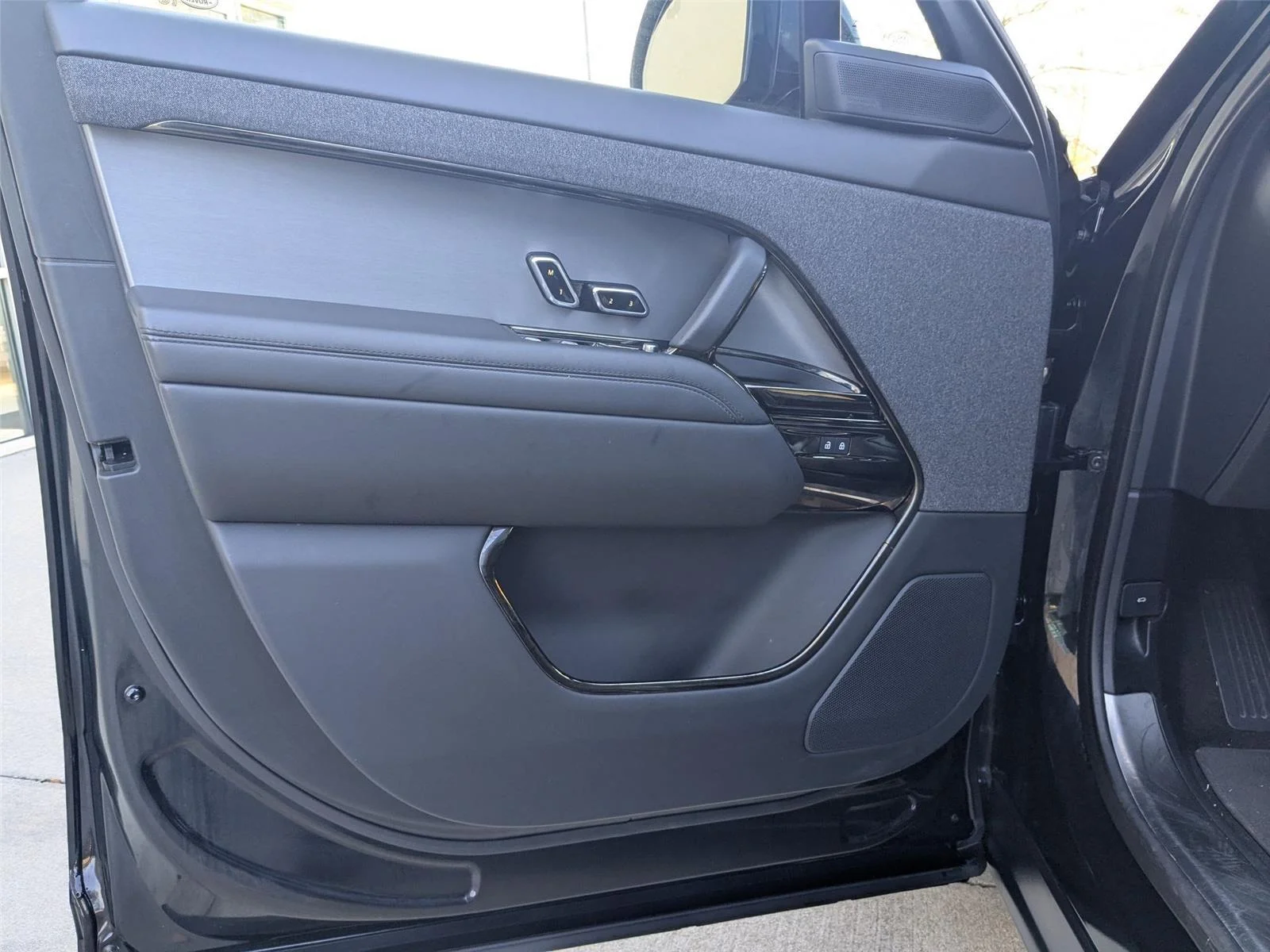 Used 2024  Land Rover Dynamic SE image 11