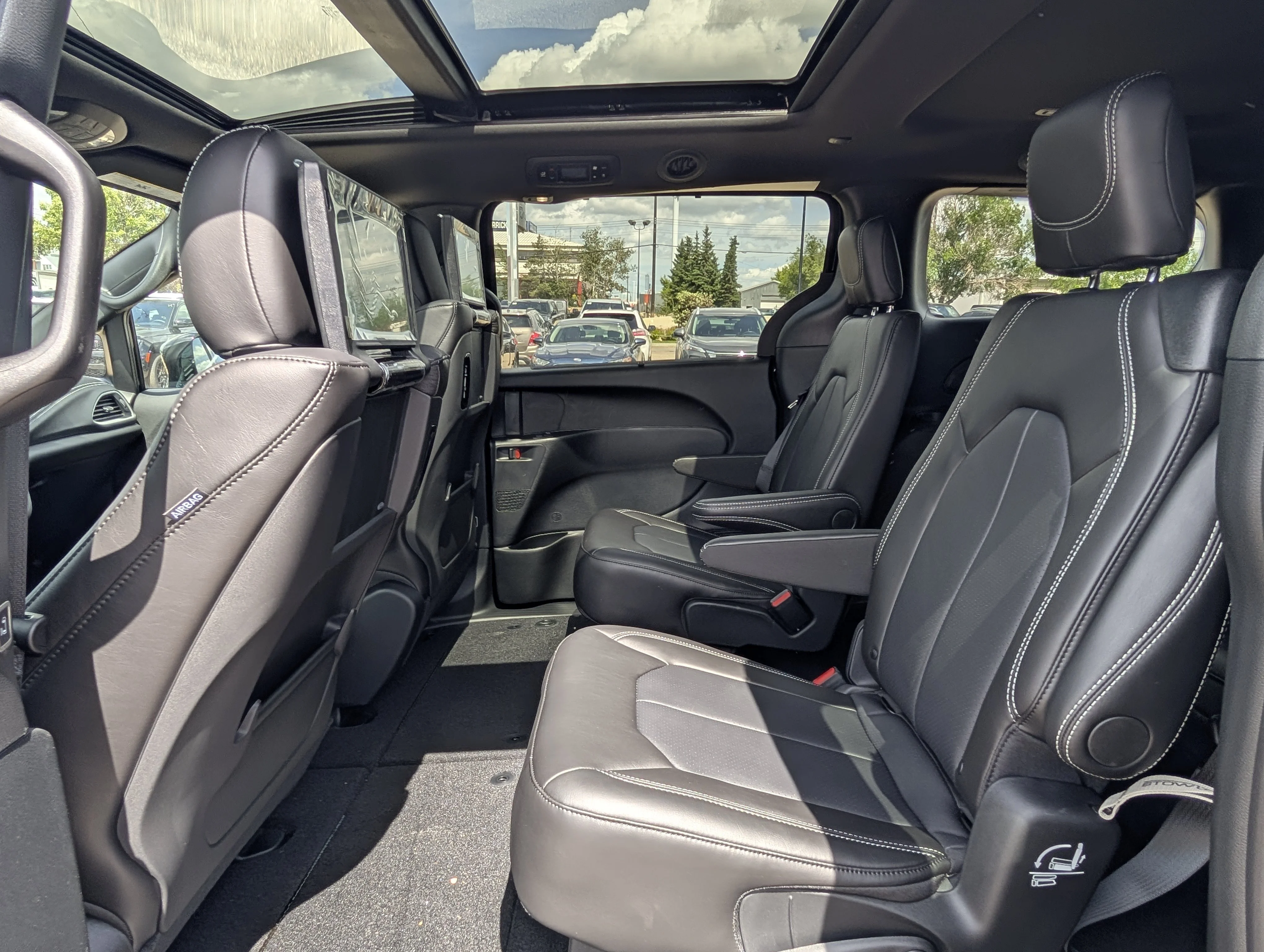 New 2026 Diamond Black Crystal Pearl Chrysler Select image 20