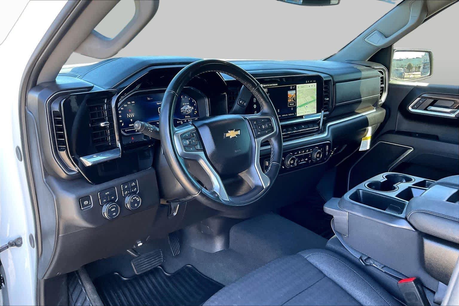 Used 2025 Summit White Chevrolet LT image 17