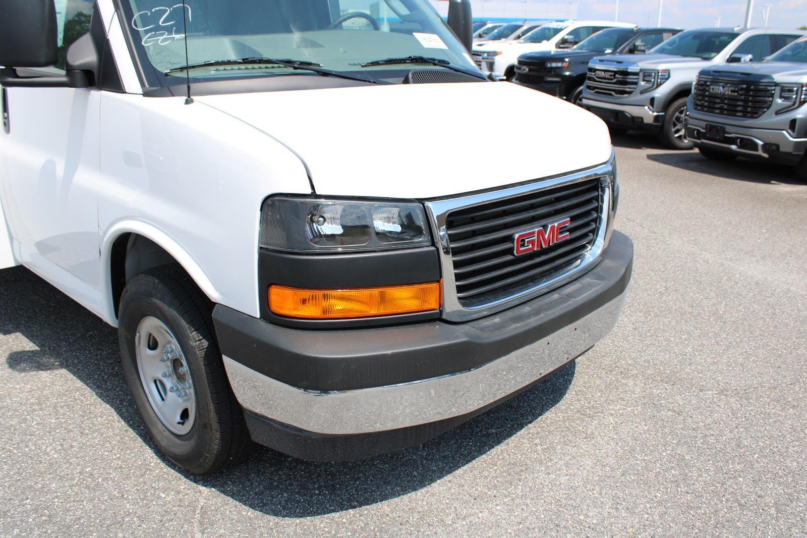 New 2025 Summit White GMC 1WT image 5