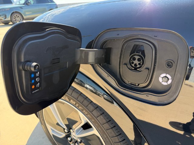 Used 2023 Black Ford Premium image 19