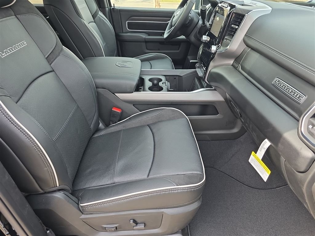 New 2026 Diamond Black Crystal Pearl-Coat Exterior Paint RAM Laramie image 14