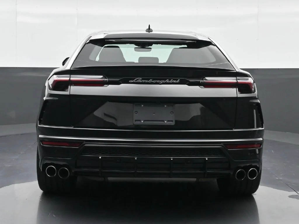 Used 2022  Lamborghini Base image 16