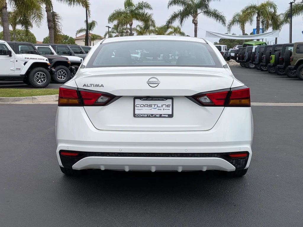 Used 2025 White Nissan 2.5 SV image 6