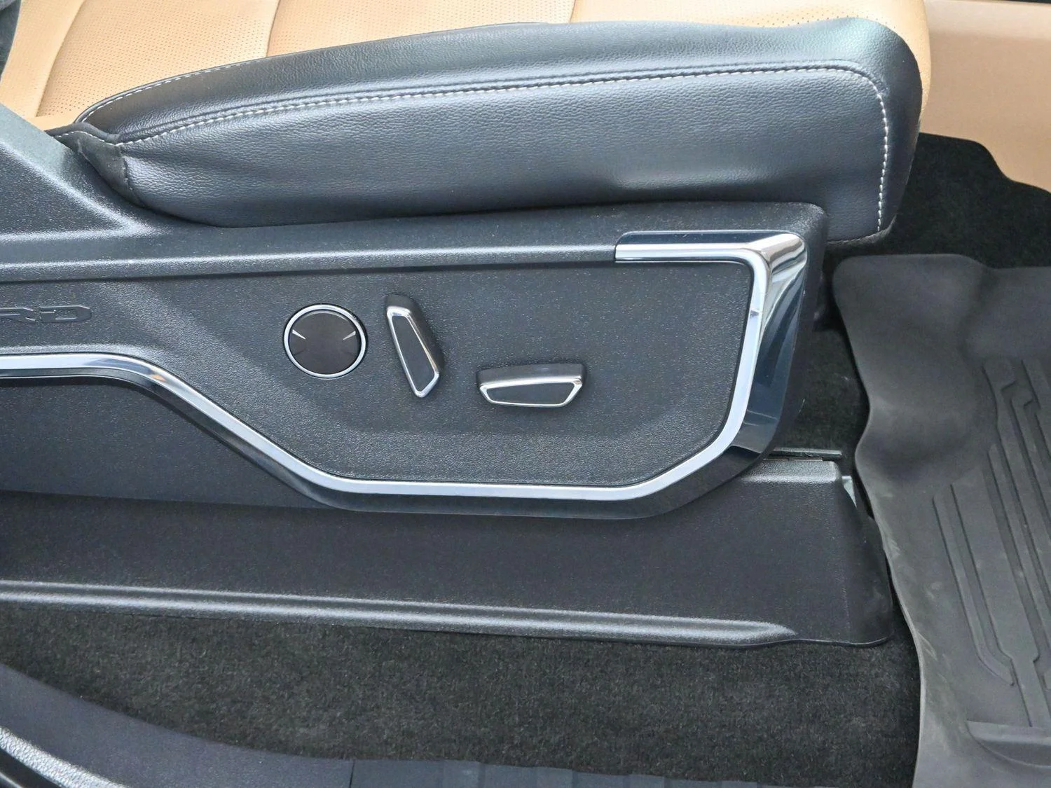 Used 2022 Star White Metallic Tri-Coat Ford LARIAT image 33