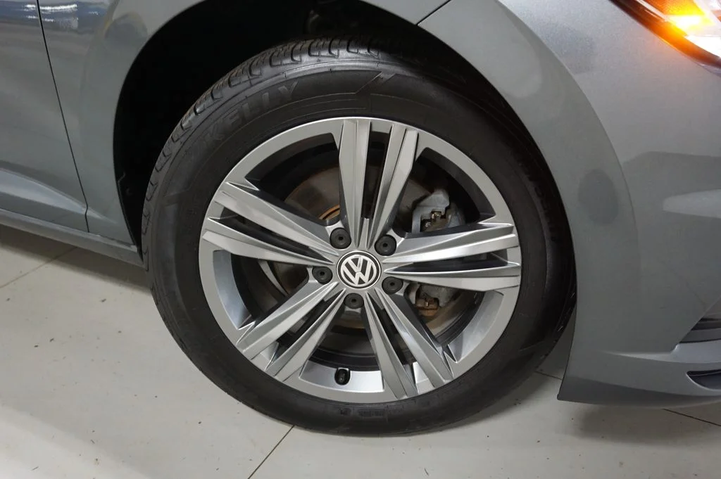 Used 2019 Platinum Gray Metallic Volkswagen R-Line image 39