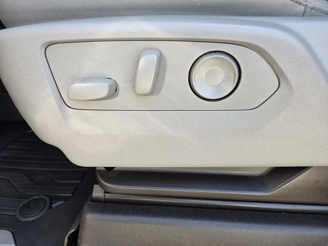 Used 2024 White GMC SLT image 26
