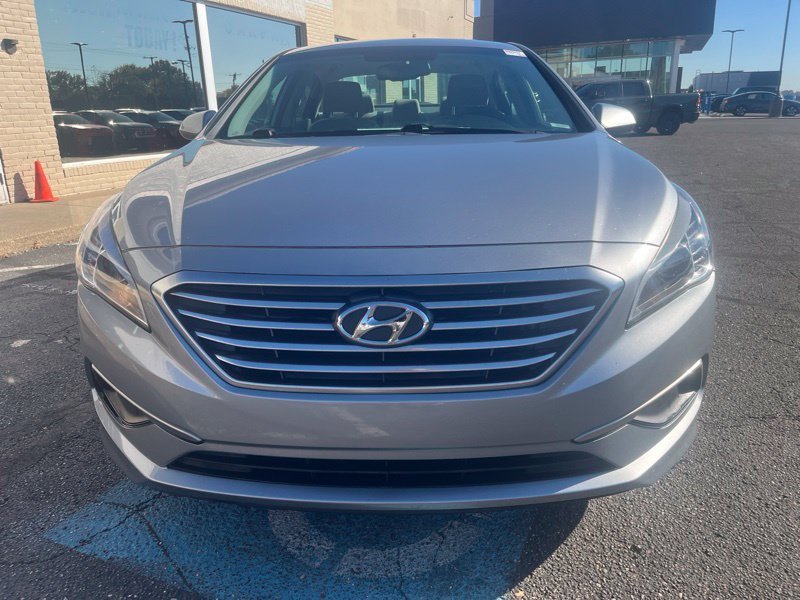 Used 2017 Gray Hyundai SE image 2