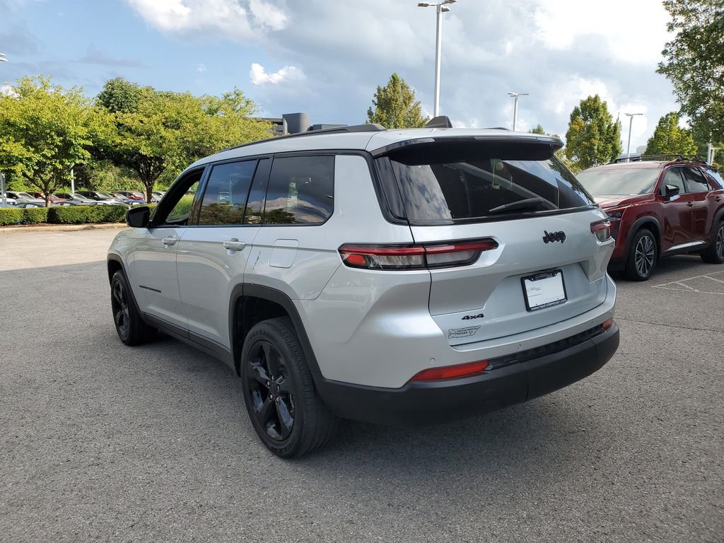 Used 2023 Silver Jeep Altitude image 3