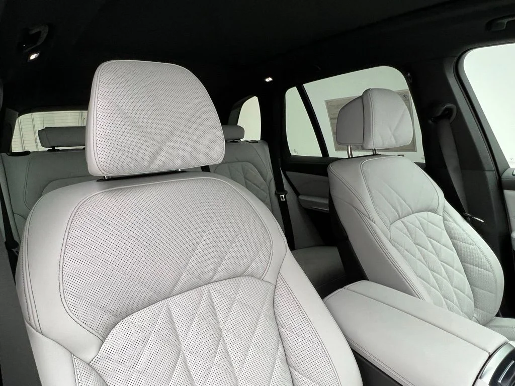 New 2026 Mineral White Metallic BMW xDrive40i image 7