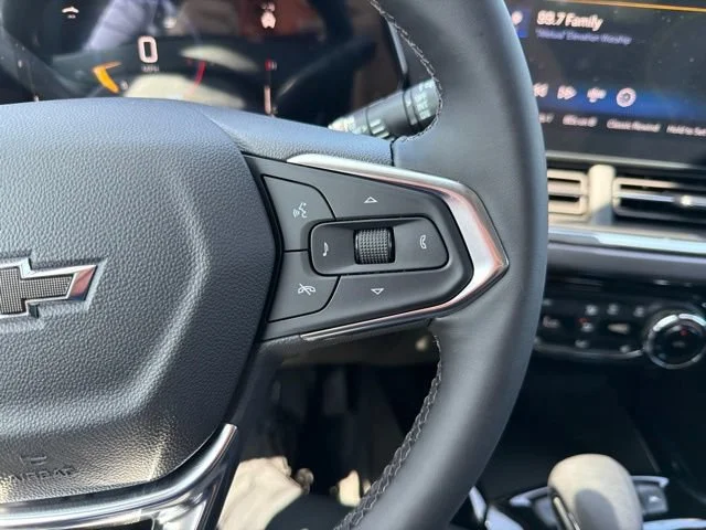 New 2026 Mosaic Black Metallic Chevrolet ACTIV image 24