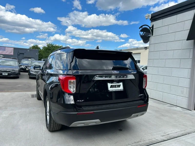 Used 2023 Black Metallic Ford XLT Sport Utility 4D image 9