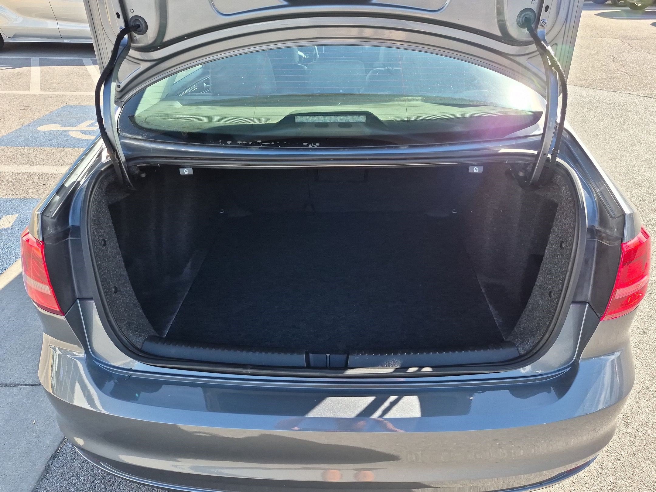 Used 2015 Platinum Gray Metallic Volkswagen 2.0L TDI SE w/Connectivity image 28