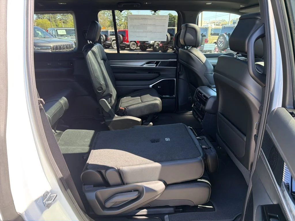 New 2026 Bright White Clear-Coat Exterior Paint Jeep Limited Reserve image 22