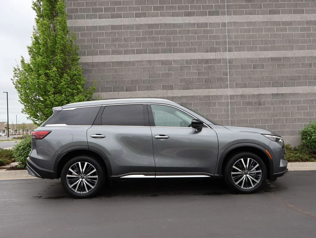 Used 2025 Gray INFINITI Sensory image 4
