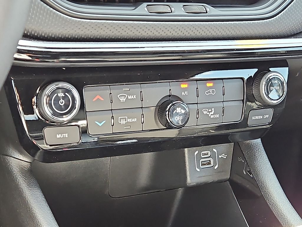 New 2026 Fathom Blue Pearl Coat Jeep Latitude image 17