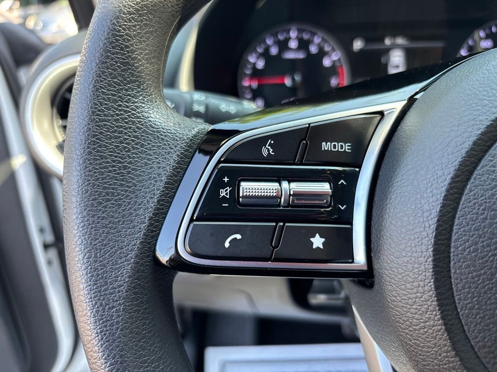 Used 2023 White Kia LXS image 19