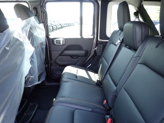 New 2026 Granite Crystal Metallic Clear-Coat Exterior Paint Jeep Sahara image 13
