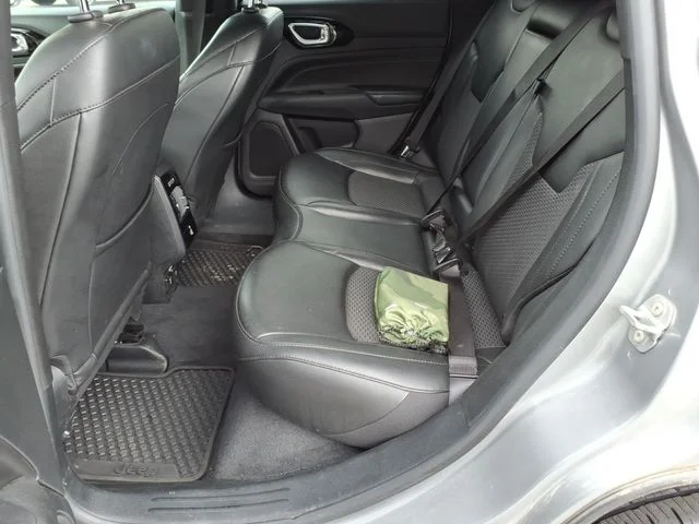 Used 2022 Silver Jeep Latitude image 18