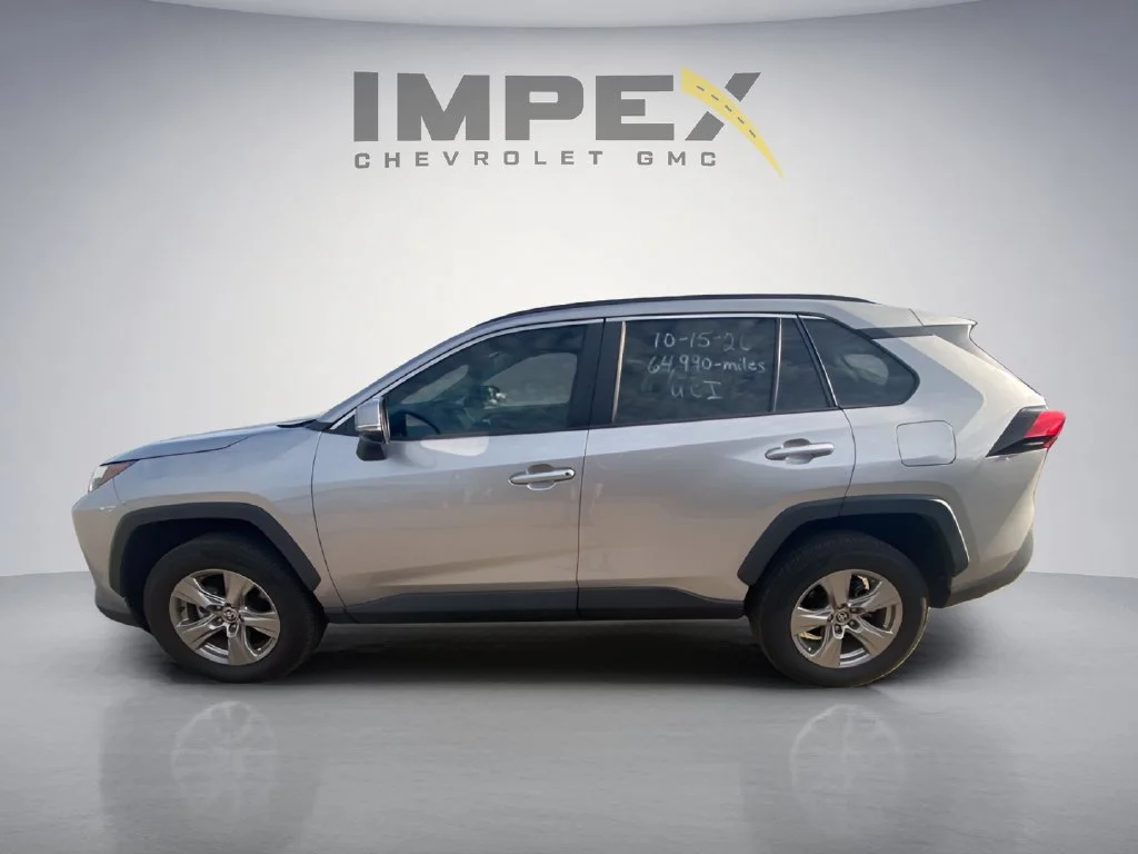 Used 2022  Toyota XLE image 2