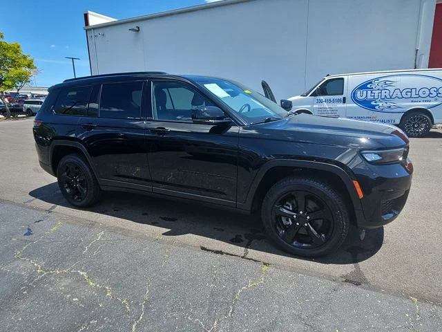 Used 2022 Black Jeep Altitude image 10