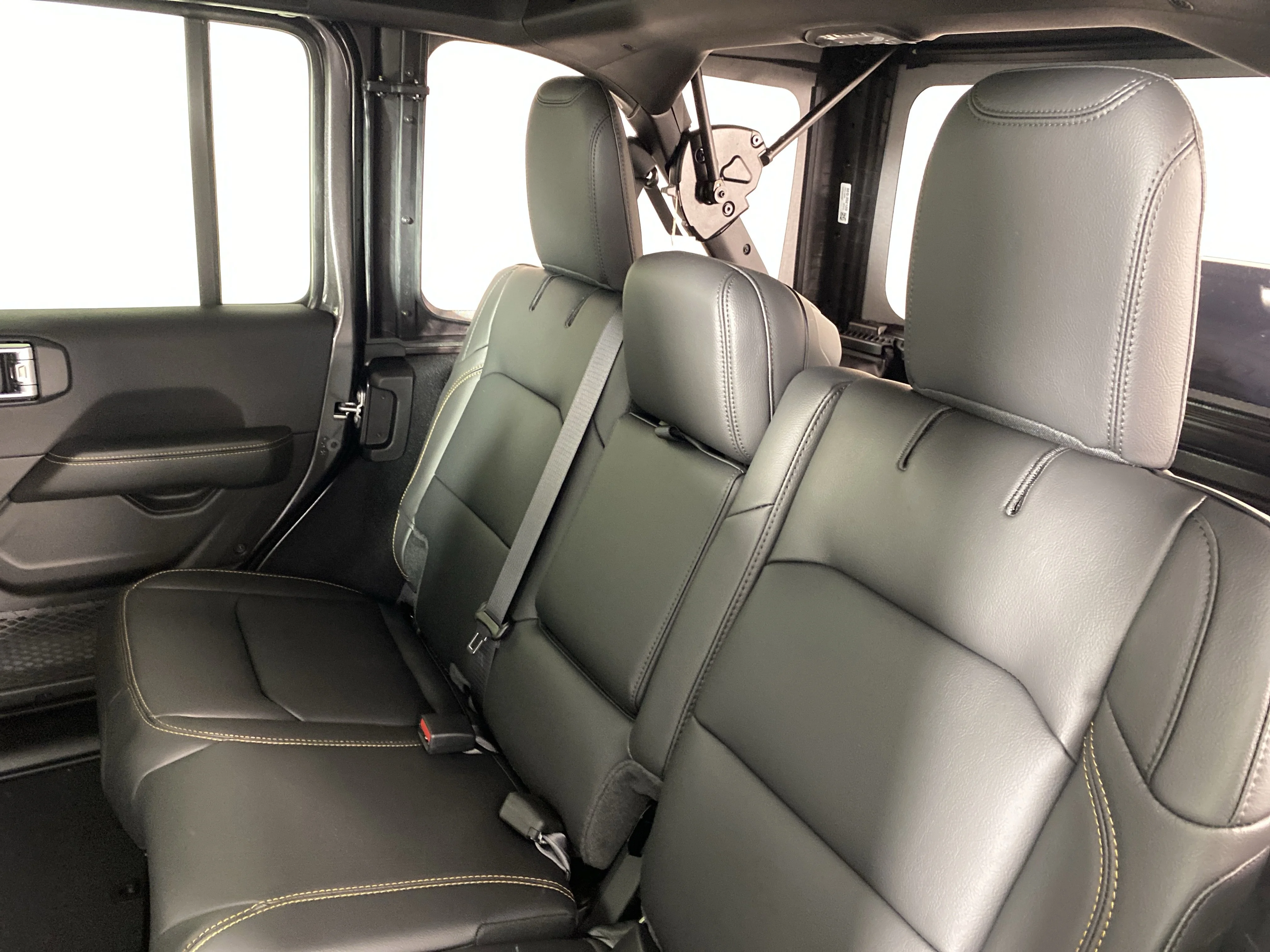New 2026 Granite Crystal Metallic Clear-Coat Exterior Paint Jeep Sahara image 29